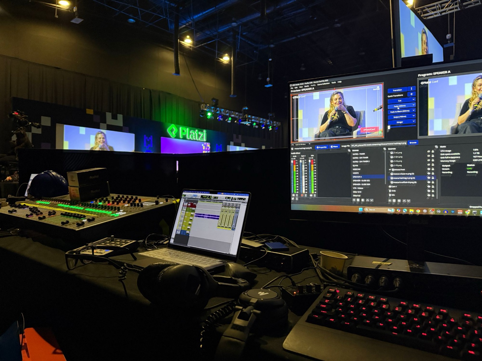 Cabina de transmisión en vivo con mezclador de audio y software de realización