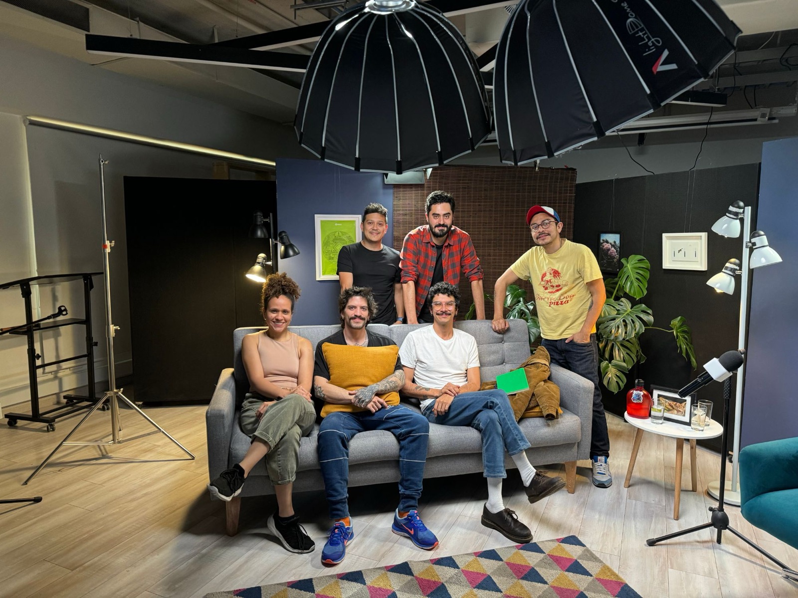 Equipo de producción posando en un set de estudio con luces