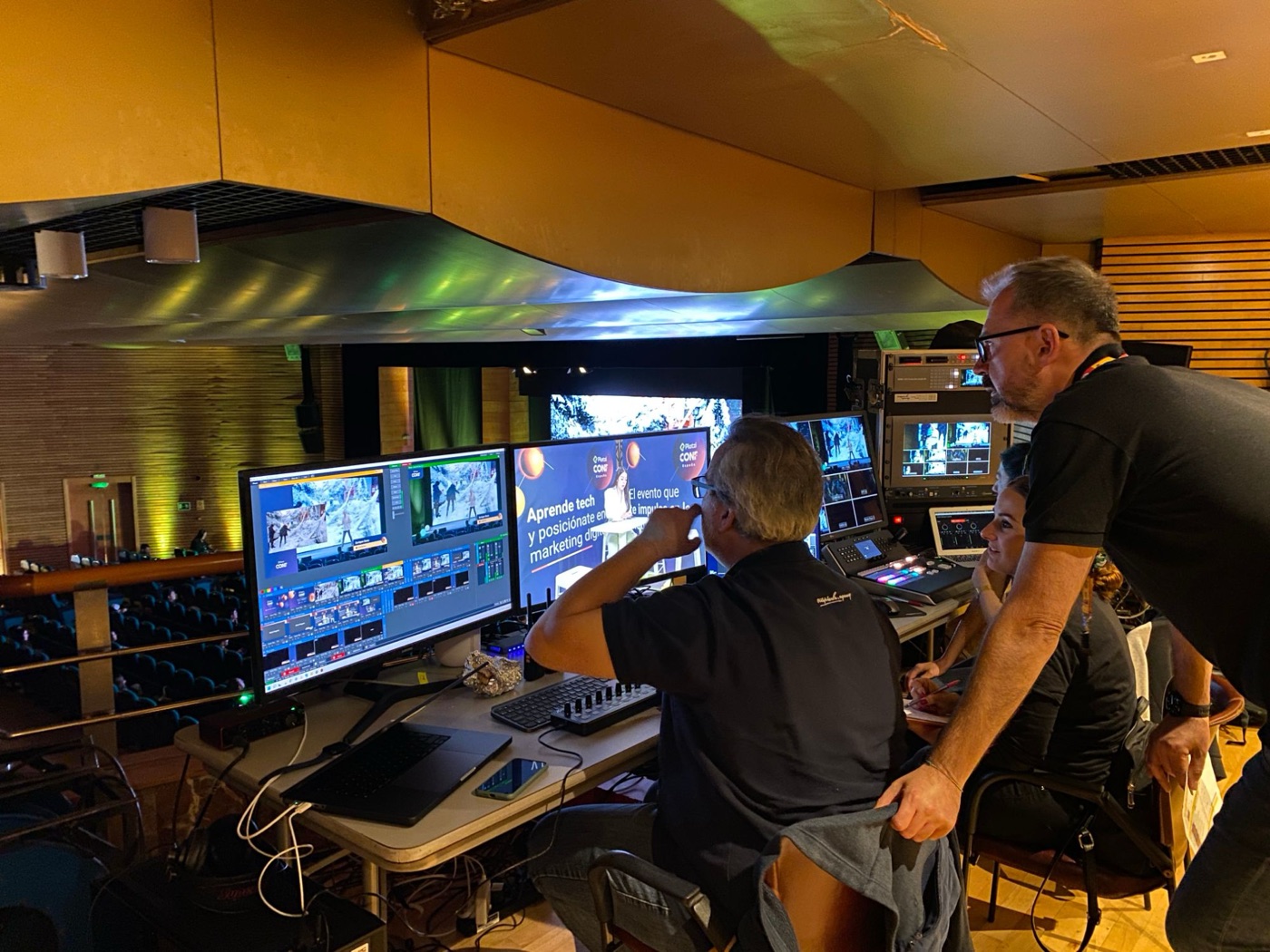 Cabina de realización de Platzi Conf España: equipo frente a los monitores de control durante la transmisión en vivo