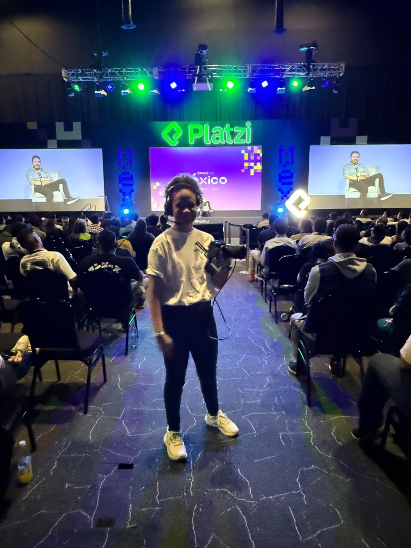 Escenario de un evento en vivo con público