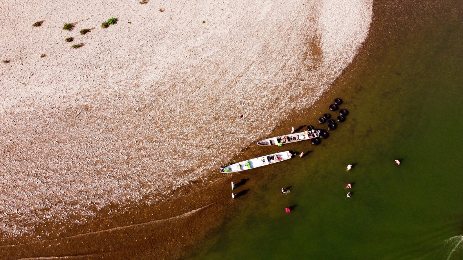 Fotografía aérea de dos lanchas en la orilla de un río