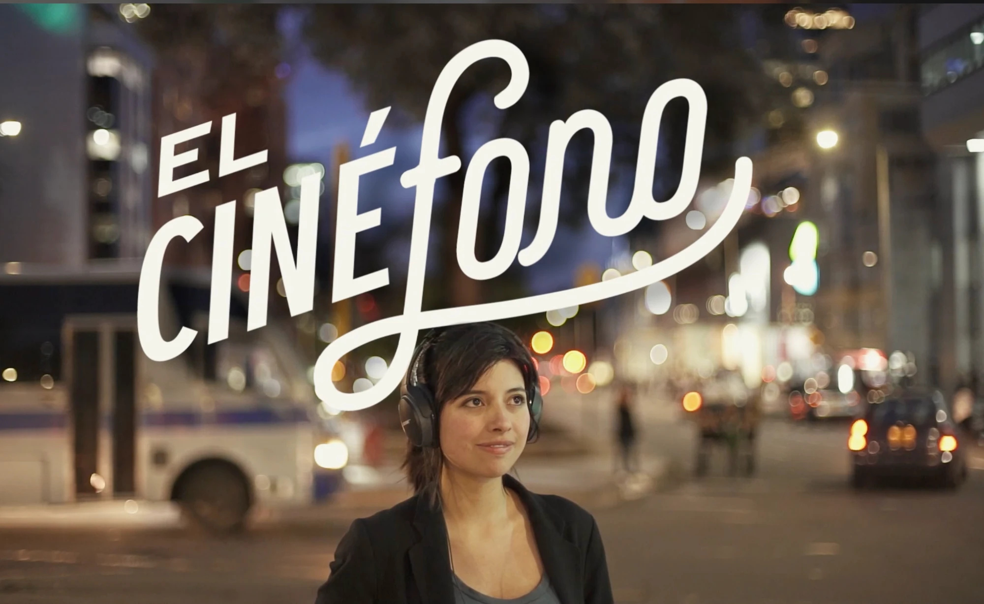 El Cinéfono, podcast: mujer con audífonos en una calle de noche